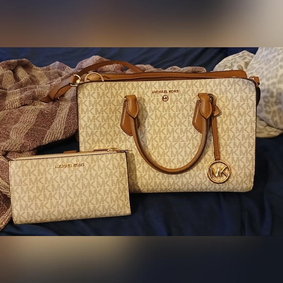 Michael Kors Handbags - Michael Kors purse/wallet